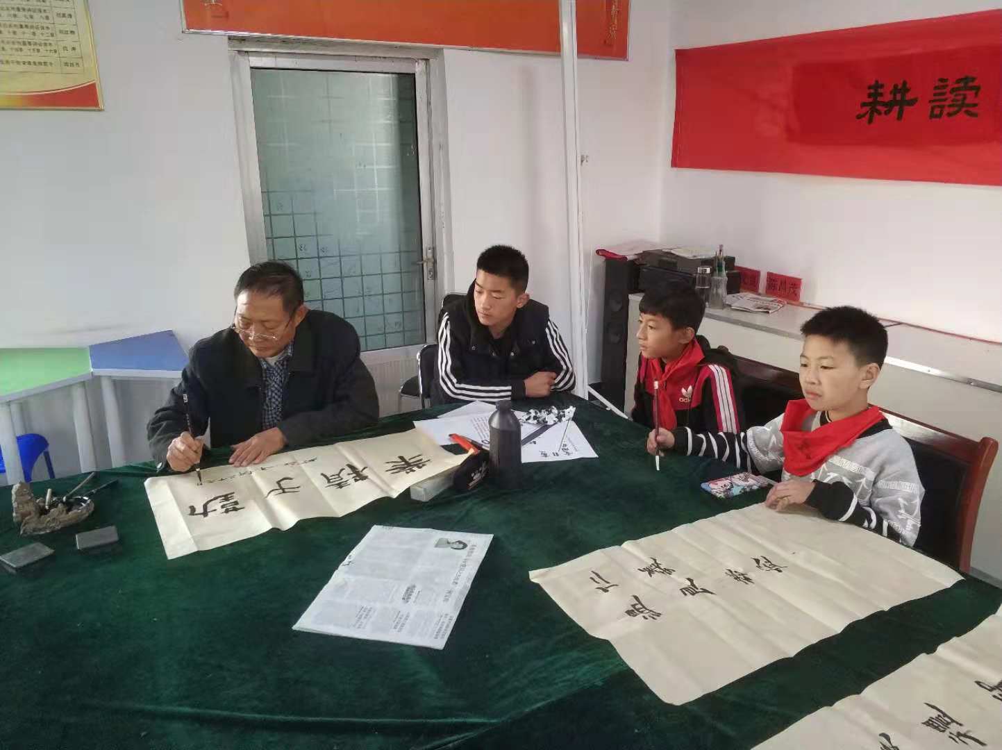 陈书成辅导孩子书法.jpg