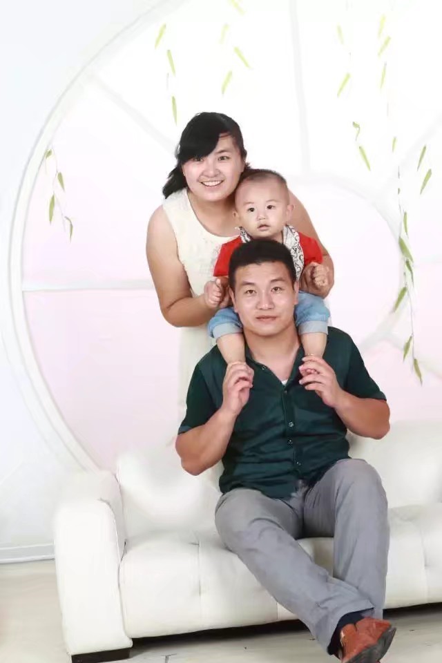 照片2(温馨的家,亲情的爱,甜蜜的笑容散发着一家人幸福的喜悦!工作中兢兢业业,生活中互相支持).jpg