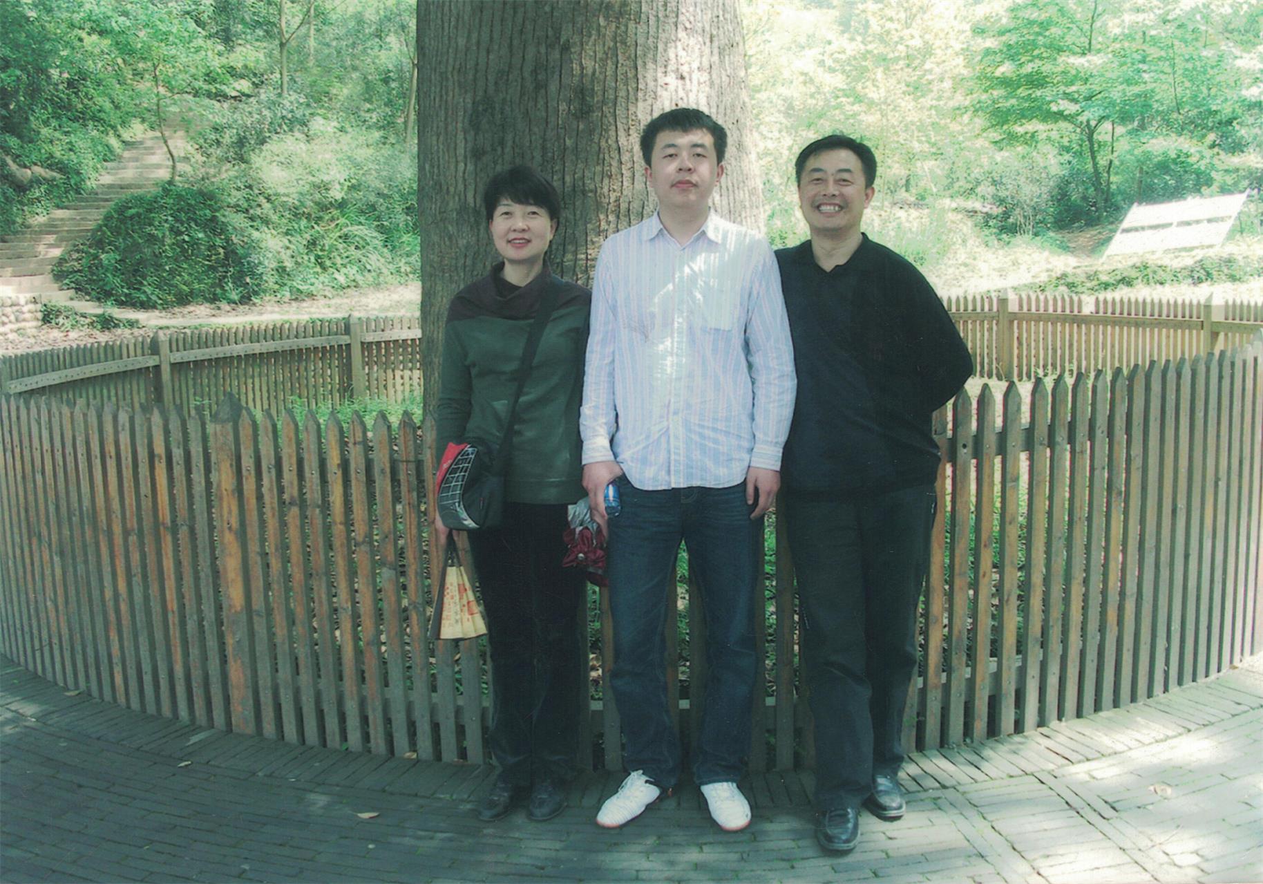 一家三口到某生态示范区学习环保相关知识,并亲身参与到环保工作中.jpg