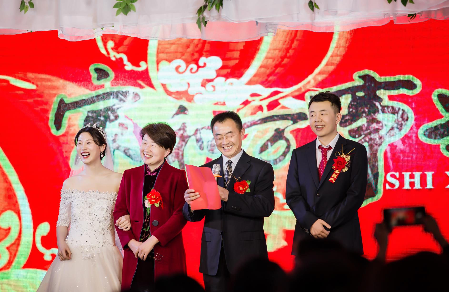 孔华玲一家迎娶新娘。看着全家人喜上眉梢的表情,背后的“家和万事兴”是对他们最好的注解。.jpg