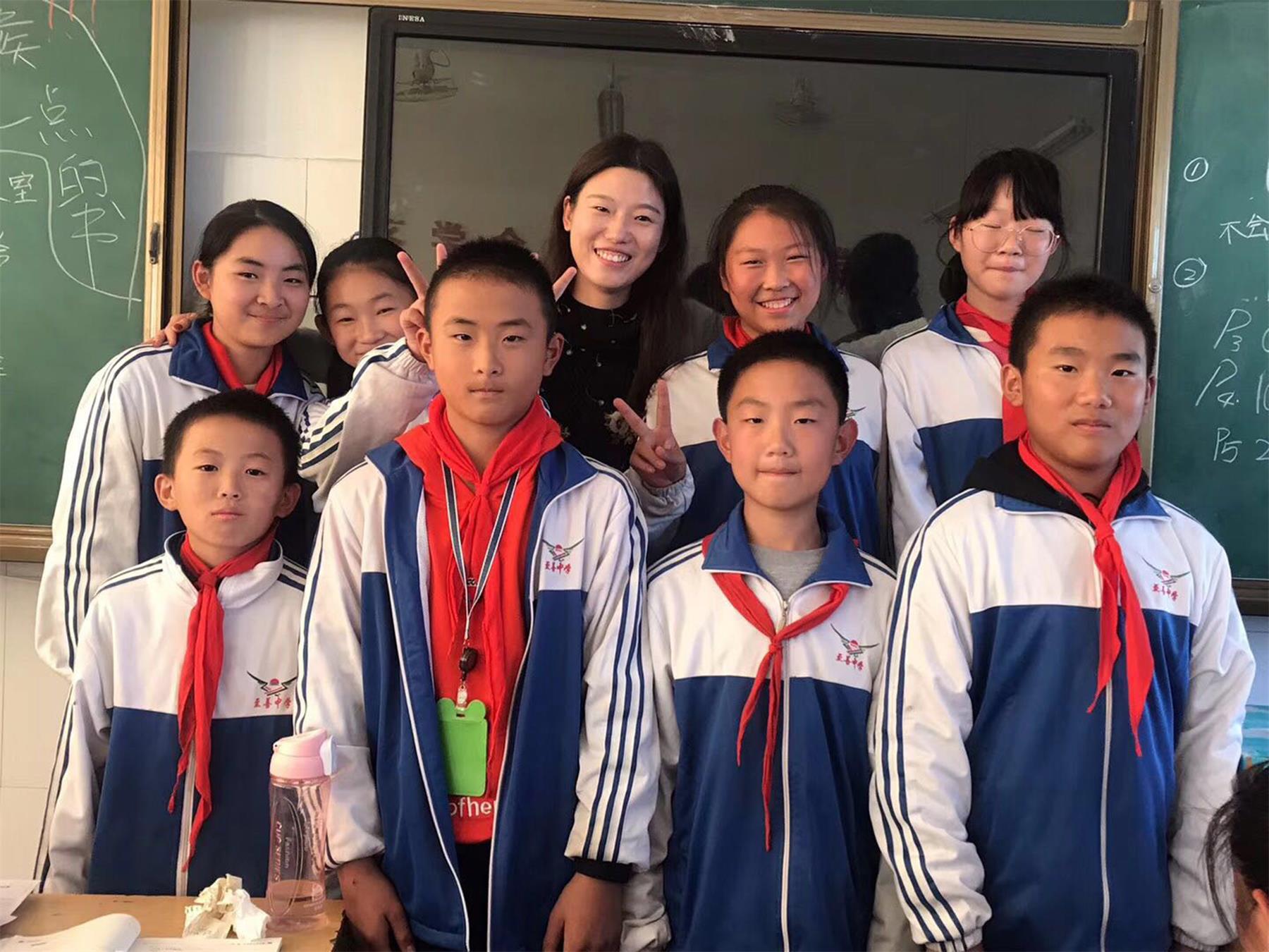 儿媳殷晓曼送别初三毕业生。作为班主任的她和孩子们一起露出灿烂的笑容,此时此刻,她感到付出再多的辛苦也是值得的。.jpg