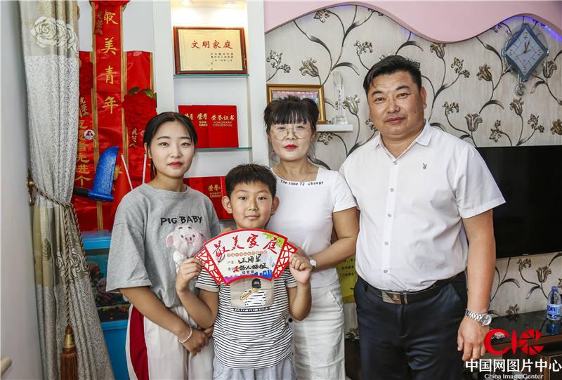被评为级索镇“最美家庭”合影留念.jpg