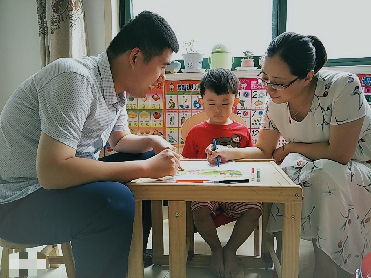 成长的脚步(每一次的陪伴,都显得那么的匆忙,但是他总会陪在她们身旁,再成长的脚步旁,有爸爸,也有妈妈).jpg