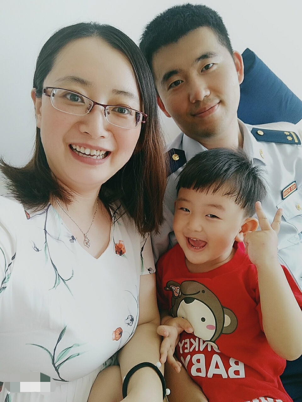 幸福一家(家庭和睦,工作相互支持,女儿天真可爱, 生活在这么一个幸福的家庭,也使她们更有动力去努力工作,用自己的行动带动更多人去建设自己的美好家庭).jpg