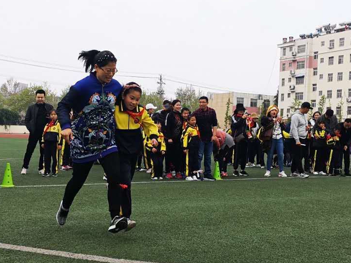 参加亲子运动会.jpg