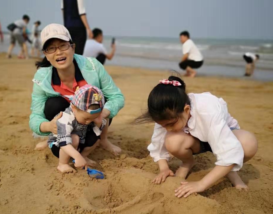 与孩子们接近自然,共同玩耍.jpg