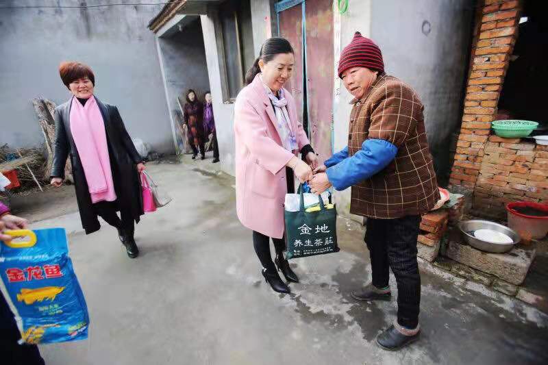 儿媳张金华走访救助贫困妇女.jpg