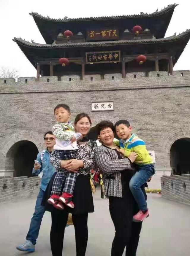 全家快乐游玩.jpg