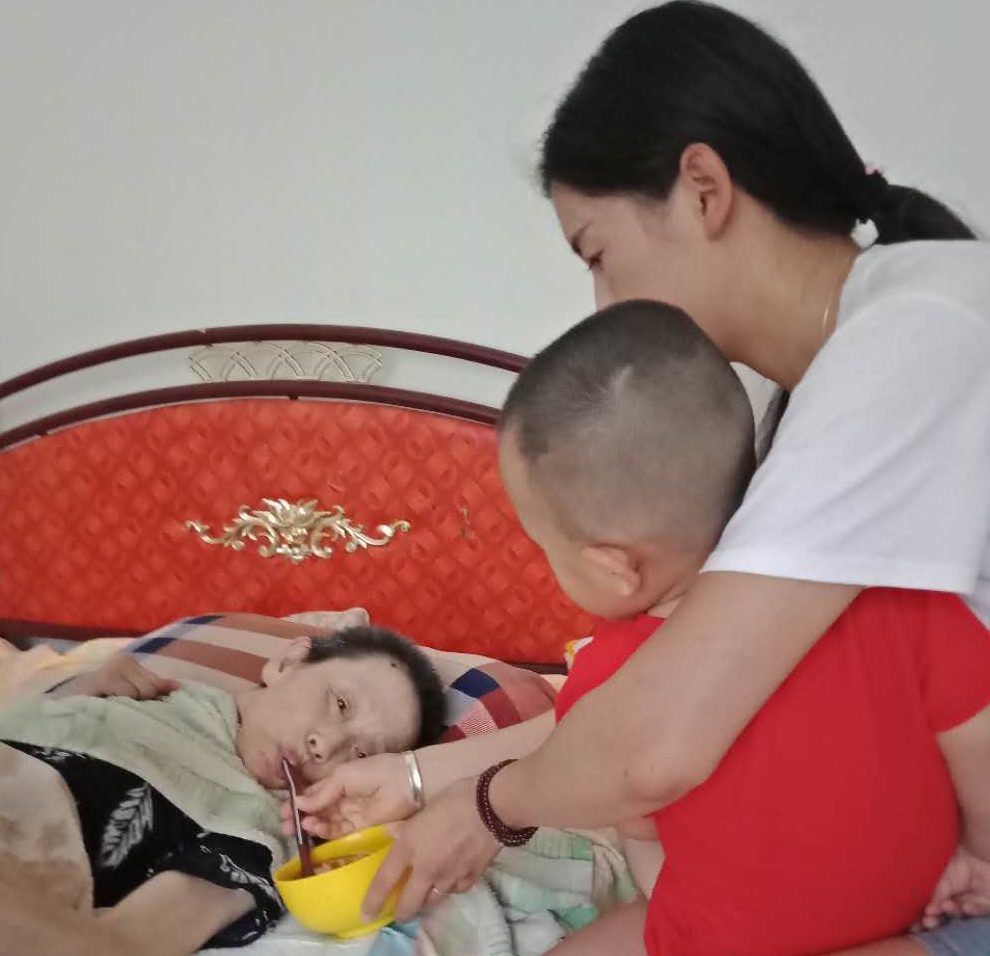 给瘫痪的婆婆喂饭.jpg